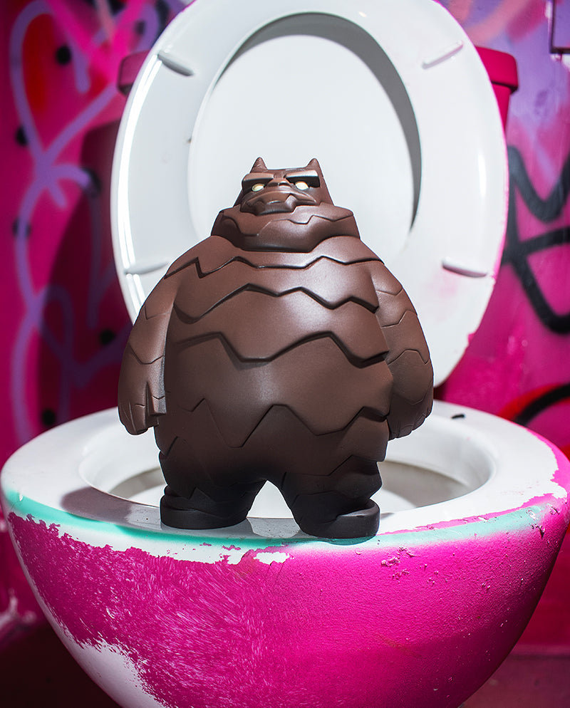 Figura persiguiendo a Amy Tracer sin firmar